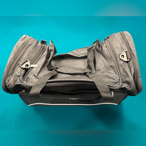 Bugatti Sports Bag BSB16 - Sleek and Versatile Travel Companion - Picture 4 of 5